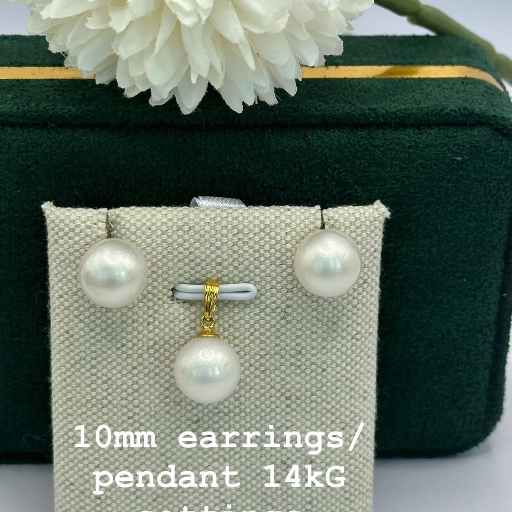 Authentic South sea pearl set of earrings and pendant in 14KG settings